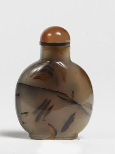 CHINE - XXe siècle Flacon tabatière en agate de forme arrondie. H 5,5 cm. Bouchon...