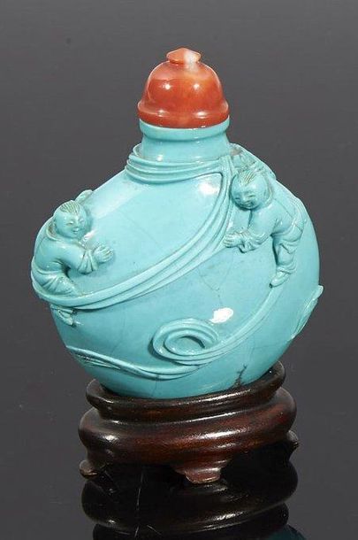 CHINE - XXe siècle Flacon tabatière en turquoise de forme arrondie sculpté en relief...