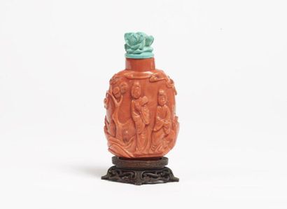 CHINE - XIXe siècle Flacon tabatière en corail sculpté en relief de trois femmes...