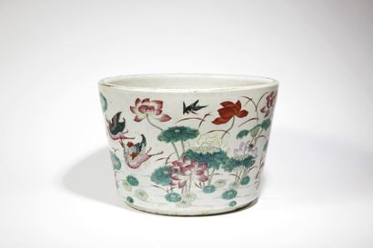 CHINE - XIXe siècle

Cache-pot en porcelaine...