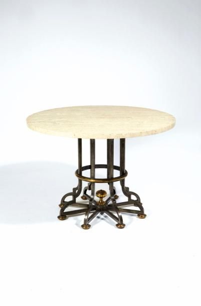 null GILBERT POILLERAT (1902-1988)
Table à l'original piétement en fer forgé patiné...