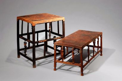 TABLE BASSE Table basse 

coloniale à l'assise tendue de cuir. Les pieds décorés...