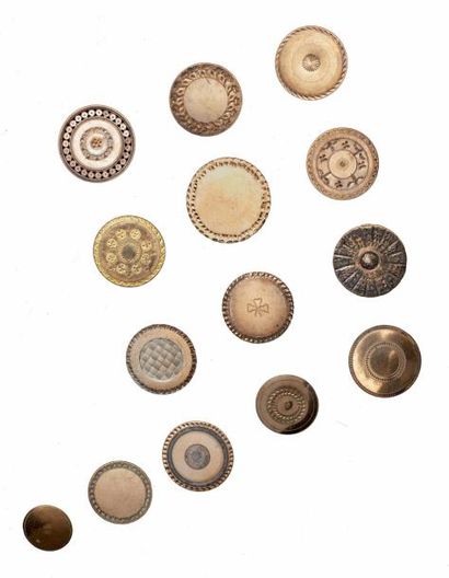 null Quarante-neuf boutons en métal

dont vingt-sept en cuivre doré à décor incisé...