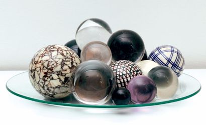 null Dix-huit boules décoratives

en corail, labradorite, verre, marbre dont deux...