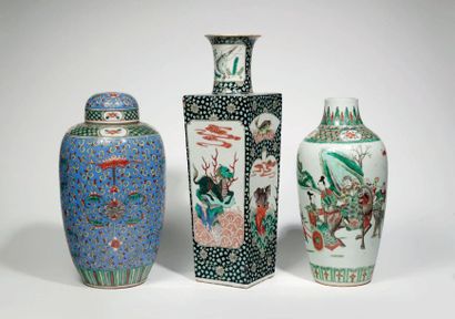 CHINE - CHINE -

Vase de forme bouteille de type famille verte décor de

guerrier,...