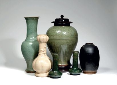 CHINE - Début XXe siècle CHINE - Début XXe siècle

Paire de petits vases bouteilles...
