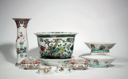 CHINE - CHINE - 

Vase à col ouvert en porcelaine émaillée polychrome de la famille...