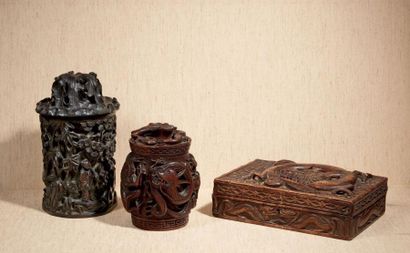 CHINE - XIXe siècle CHINE - XIXe siècle

Boite à tabac en racine de bambou sculpté...