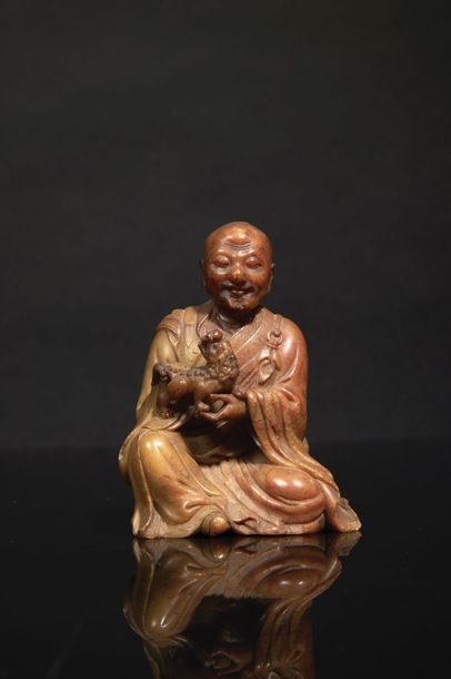 CHINE - XVIIIe siècle CHINE - XVIIIe siècle

Statuette de luohan en stéatite sculptée,...
