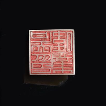 CHINE CHINE

Cachet de forme carrée en néphrite céladon, surmonté d'une chimère lovée....