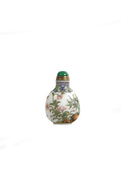 CHINE - XXe siècle CHINE - XXe siècle

Flacon tabatière en verre émaillé à décor...