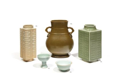 CHINE - XXe siècle CHINE - XXe siècle

Vase cong en porcelaine émaillée céladon,...