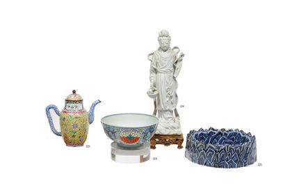 CHINE - XIXe siècle CHINE - XIXe siècle

Bol en porcelaine décorée en bleu sous couverte...