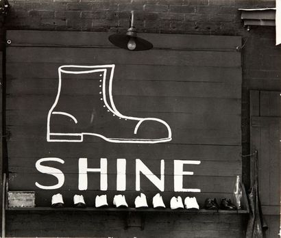 WALKER EVANS Walker Evans

1903-1975



Shoeshine sign in a Southern town, 1936

Tirage...