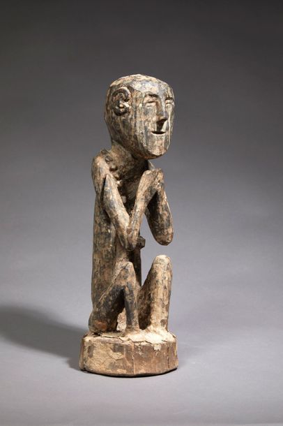 Divinité Divinité 

représentant un chamane assis en position de namasté, portant...