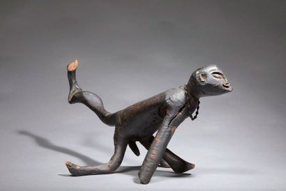 Figure Figure 

mi-humaine, mi-animale (singe) taillée dans une racine, à patine...