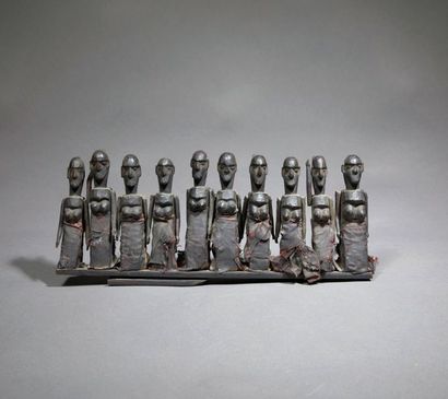 THEATRE Théâtre 

de dix figurines féminines articulées, en bois à patine noire,...