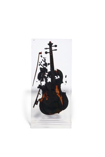 Arman (1928-2005) ■λ∍Sans titre

signé 'Arman' (en bas sur un côté)

violon brûlé... Gazette Drouot
