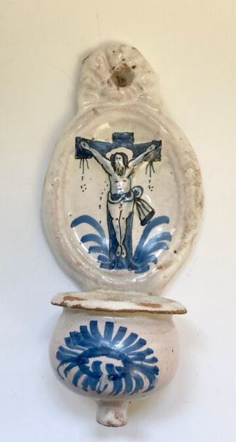 null NEVERS

2 bénitiers à décor en camaïeu bleu en léger relief du Christ en croix

XVIIIème...