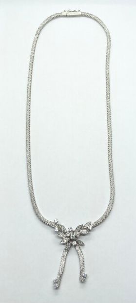 null COLLIER RAS DE COU 

En or blanc 18k (750 millièmes) à mailles "serpent" striées,...