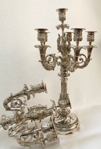 null ELEGANTE ET GRANDE PAIRE DE CANDELABRES

En bronze argenté, à 5 bras et 6 lumières....