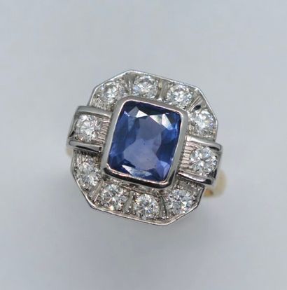 null ELEGANTE BAGUE DE STYLE ANCIEN

En or de deux tons 18k (750 millièmes), centrée...