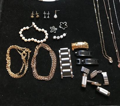 null * SMALL LOT OF JEWELRY FANTAISIE, including mark "NOMINATION

In metal, including:...