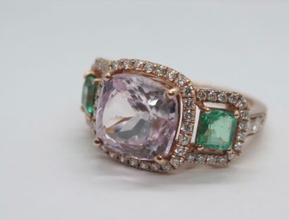 null LARGE RING

In 18k (750-thousandths) pink gold, centred on a cushion-cut kunzite...