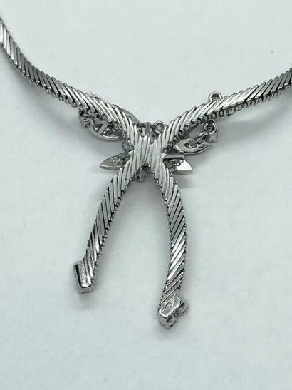 null COLLIER RAS DE COU 

En or blanc 18k (750 millièmes) à mailles "serpent" striées,...