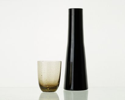 null Lot comprenant:

- 8 verres modèle PEPITE WENGE H: 10,5cm

- 1 carafe ONYX H:...