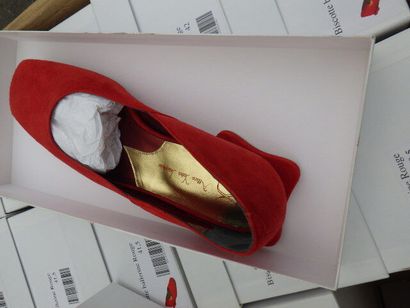 null +/- 126 paires de chaussures femmes neuves dans leurs boites dont :

+/- 40...
