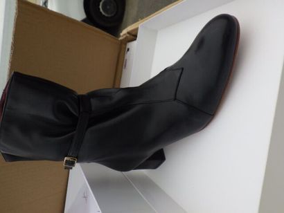 null +/- 126 paires de chaussures femmes neuves dans leurs boites dont :

+/- 40...