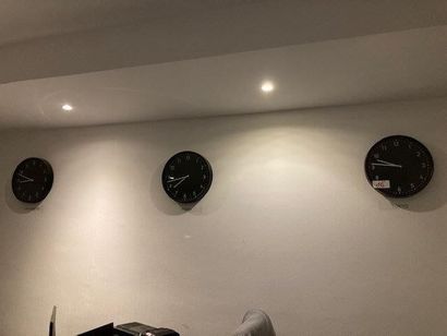 null 3 horloges noires 

1 grand miroir 

2 lampes articulées noir