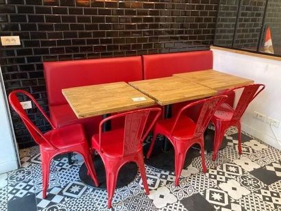 null 3 tables bistrot 2 couverts plateau bois 

4 chaises métal en laqué rouge 

2...