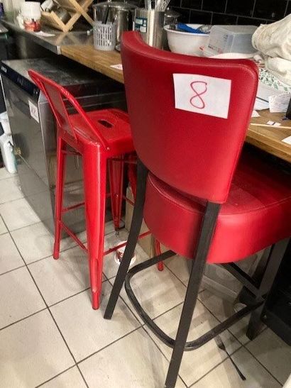 null 1 chaises de bar en skaï rouge 

1 chaise métal rouge