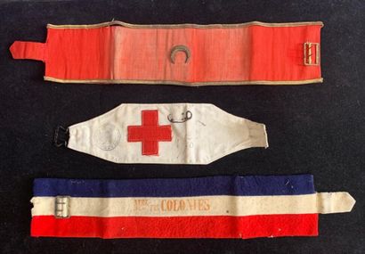 null ENSEMBLE DE 3 BRASSARDS:

a) d'infirmier 

c) en drap tricolore marqué d'une...