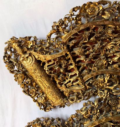  BELLE PAIRE DE PANNEAUX DE BOISERIE 
En bois très richement sculpté et doré sur...