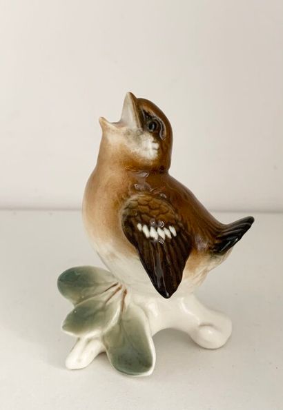 null SAXE, MANUFACTURES de Karl ENS

Trois oiseaux en porcelaine polychrome 

Marqués...