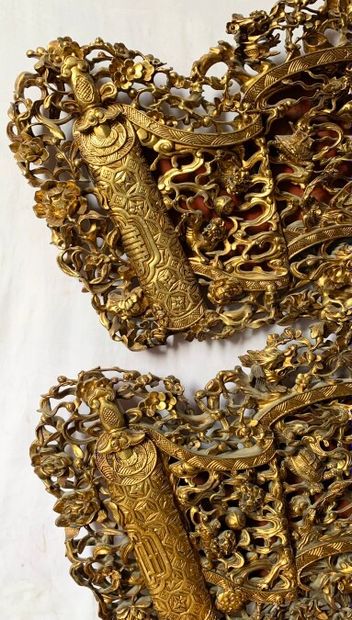  BELLE PAIRE DE PANNEAUX DE BOISERIE 
En bois très richement sculpté et doré sur...