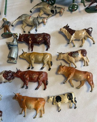 null ENSEMBLE POUR UN DIORAMA AGRICOLE, en plomb, comprenant:

13 taureaux, vaches...