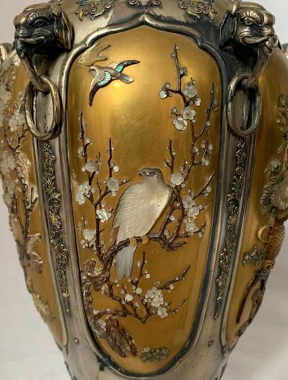 JAPON - Epoque MEIJI (1868 - 1912) 
Vase balustre à col ouvert formant fleur en...