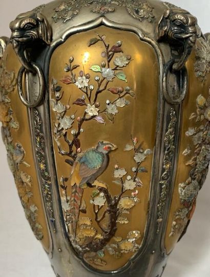 VASE BALUSTE MEIJI JAPON - Epoque MEIJI (1868 - 1912)

Vase balustre à col ouvert...