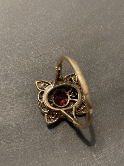 null ANCIENNE BAGUE FINEMENT AJOUREE

En argent et or jaune centrée d'une pierre...