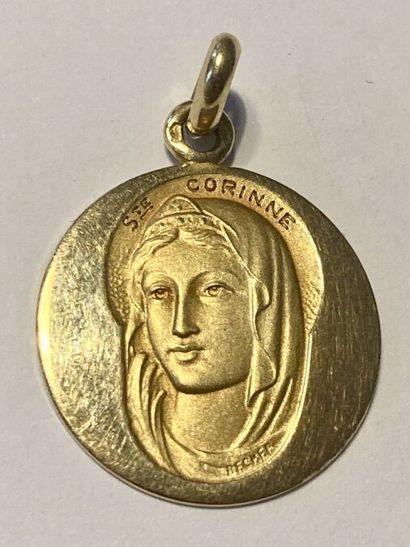 null MEDAILLE 

En or jaune 18K (750 millièmes) à décor mat sur fond brillant du...