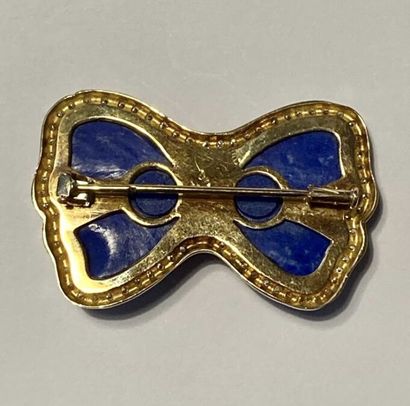 null BROCHE

En or 18K (750) représentant un noeud, ornée de lapis-lazuli, l'entourage...