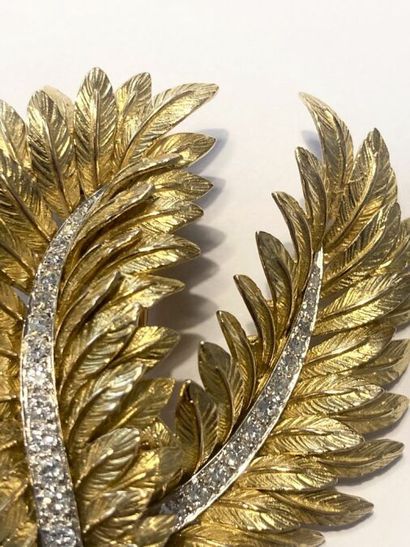 null BROCHE-CLIP

En or 18K (750 millièmes) et platine dessinant des plumes, serti...