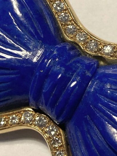null BROCHE

En or 18K (750) représentant un noeud, ornée de lapis-lazuli, l'entourage...