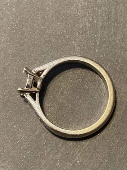 null MONTURE DE BAGUE SOLITAIRE

En or 18k (750 millièmes), l'anneau partiellement...