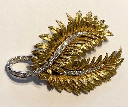 null BROCHE-CLIP

En or 18K (750 millièmes) et platine dessinant des plumes, serti...