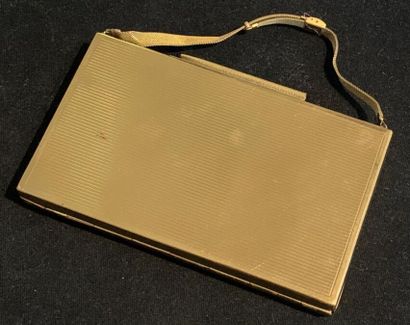 null MINAUDIERE VINTAGE

En métal doré comprenant : un peigne, un petit miroir biseauté...